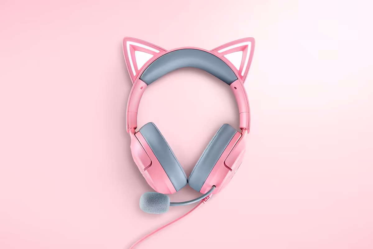 Casque gaming filaire Razer Kraken Kitty V3 rose avec oreilles RGB sur fond rose