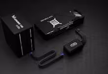 Boîtier Super Flower 12V-2x6 connecté entre alimentation et carte graphique GeForce RTX, sur fond sombre