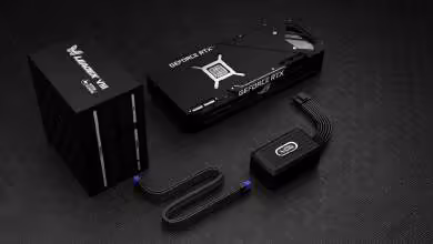 Boîtier Super Flower 12V-2x6 connecté entre alimentation et carte graphique GeForce RTX, sur fond sombre
