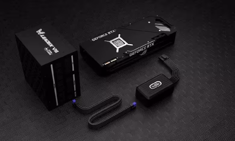 12V-2x6 : Super Flower surveille chaque ligne et coupe l’affichage en cas d’alerte 1 Boîtier Super Flower 12V-2x6 connecté entre alimentation et carte graphique GeForce RTX, sur fond sombre