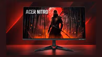 Moniteur gaming Acer Nitro VG277U affichant un guerrier devant une lune rouge, sur fond sombre
