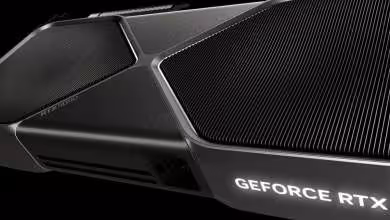 Gros plan sur une carte graphique NVIDIA GeForce RTX noire, avec dissipateur et logo lumineux