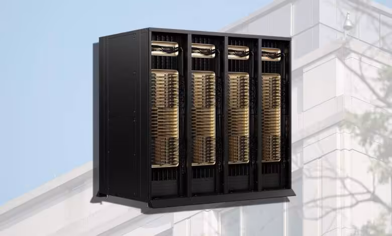 Amazon AWS engloutit des milliards dans les racks NVIDIA GB300 encore inutilisés 1 Baie de serveurs noire avec quatre racks ouverts, câblage dense et équipements réseau empilés