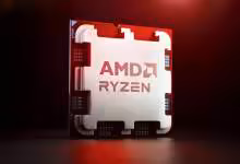 Processeur AMD Ryzen photographié debout sur une surface sombre avec éclairage rouge