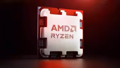 Processeur AMD Ryzen photographié debout sur une surface sombre avec éclairage rouge