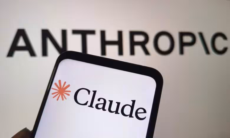 Anthropic en Bourse : 16,3 milliards de dollars de revenus au premier semestre 1 Smartphone affichant le logo Claude d’Anthropic devant l’enseigne ANTHROPIC en arrière-plan flou