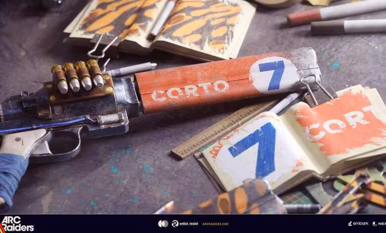 Arc Raiders : le mode PvE permanent divise encore Embark après son test limité 1 Équipement Arc Raiders avec fusil, munitions, cartes marquées CORPO et jetons numérotés 7 sur établi encombré