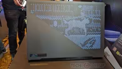 ASUS ROG Zephyrus G14 fermé sur une table, avec matrice LED AniMe Matrix illuminée au dos