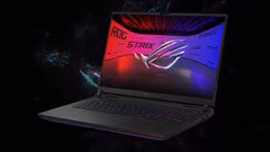 Ordinateur portable ASUS ROG Strix SCAR 18 ouvert, écran ROG Strix violet et clavier RGB