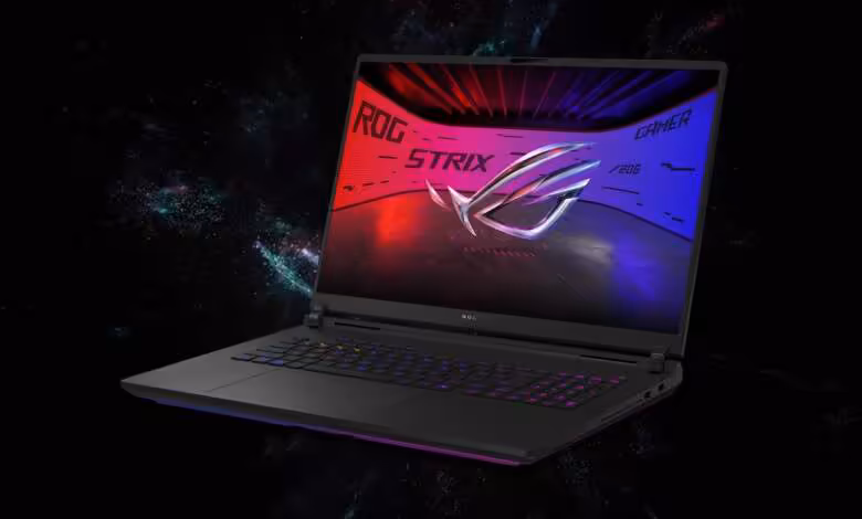 ASUS ROG Strix SCAR 18 : du mastic thermique corrige ses coupures USB et audio 1 Ordinateur portable ASUS ROG Strix SCAR 18 ouvert, écran ROG Strix violet et clavier RGB