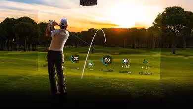 Projecteur BenQ AK900ST suspendu affichant une simulation de golf sur parcours au coucher du soleil