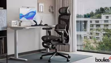 Fauteuil ergonomique Boulies EP600 noir en maille devant un bureau réglable et une fenêtre