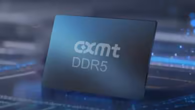 Puce mémoire CXMT DDR5 illustrée sur une carte électronique, avec logo blanc et éclairage bleu futuriste