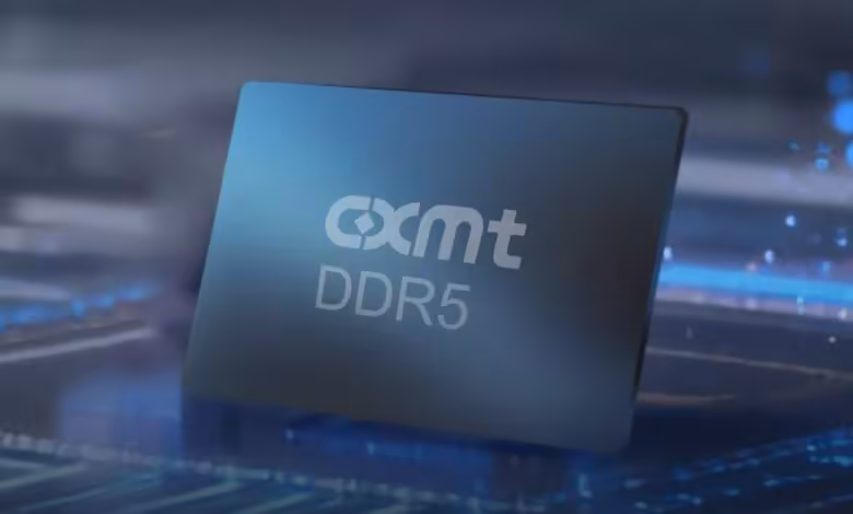 CXMT devancerait Samsung de deux ans avec sa DDR5 RDIMM basée sur des cellules 4F² 1 Puce mémoire CXMT DDR5 illustrée sur une carte électronique, avec logo blanc et éclairage bleu futuriste