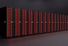 Supercalculateur d-Matrix Squadron composé de baies noires alignées, éclairées par des panneaux rouges verticaux