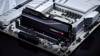 Barrettes mémoire DDR5 G.Skill Trident Z5 noires installées sur une carte mère blanche haut de gamme