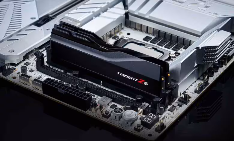 DDR5 : une nouvelle hausse de 10 à 15 % provoque déjà l’annulation de commandes 1 Barrettes mémoire DDR5 G.Skill Trident Z5 noires installées sur une carte mère blanche haut de gamme