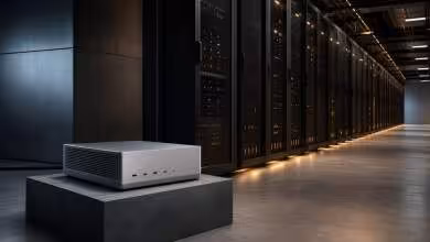 Serveur IA compact argenté posé devant des baies de datacenter à éclairage LED, illustrant l’inférence haute performance