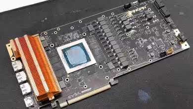Circuit imprimé nu de la carte graphique EVGA RTX 3090 Ti KINGPIN avec GPU et alimentation visibles