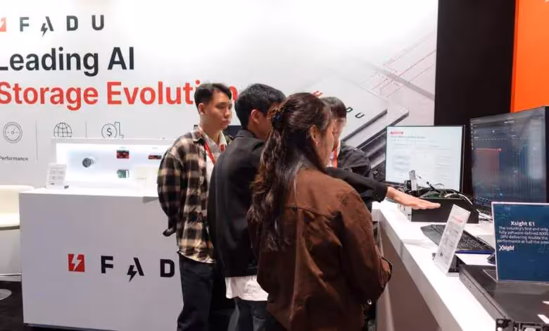 FS-SSD : FADU dévoile son stockage sémantique pour les data centers IA à l’OCP 2026 1 Stand FADU présentant ses solutions de stockage IA, avec écrans de démonstration et visiteurs au salon ტექნologique