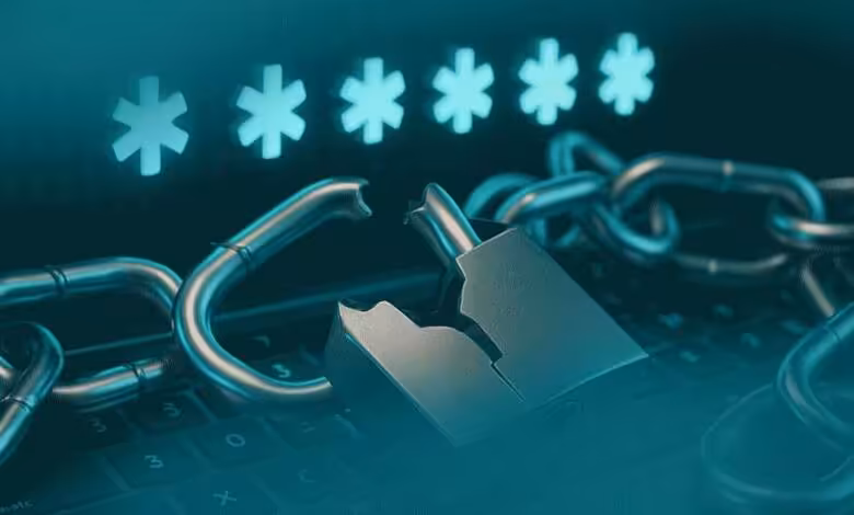 Fuite CPR au Danemark : le mot de passe « 123456 » expose 8,8 millions de personnes 1 Cadenas métallique ouvert sur clavier d’ordinateur, entouré de chaînes et symboles d’astérisques représentant un mot de passe