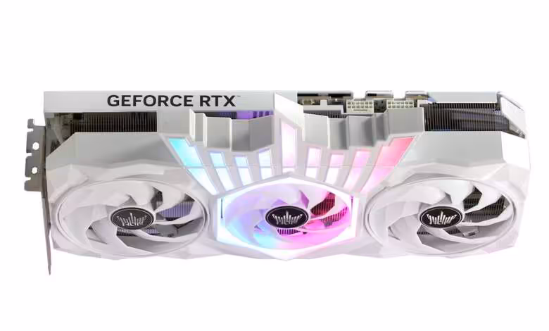 GALAX GPU : Palit dément toute fermeture d’usine et confirme les futures HOF 1 Carte graphique GALAX GeForce RTX blanche à trois ventilateurs RGB, vue de face sur fond blanc