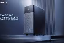 Visuel promotionnel Gigabyte AI TOP 100 B850 montrant une tour IA noire dans un décor futuriste