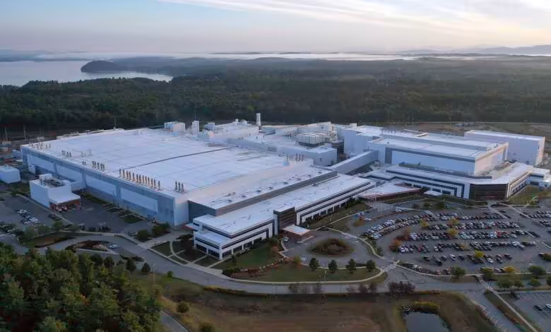 GlobalFoundries pilotera deux nouvelles usines de semi-conducteurs à New York 1 Vue aérienne d’une usine de semi-conducteurs GlobalFoundries entourée de forêts et parkings