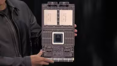 Jensen Huang présente le GPU NVIDIA Blackwell avec deux puces massives et connecteurs PCIe visibles