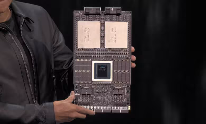 GPU NVIDIA : Jensen Huang estime désormais leur durée de vie à huit ans ou plus 1 Jensen Huang présente le GPU NVIDIA Blackwell avec deux puces massives et connecteurs PCIe visibles
