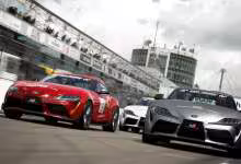 Toyota GR Supra rouges, blanche et grise en course sur circuit dans Gran Turismo Sport