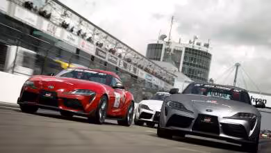 Toyota GR Supra rouges, blanche et grise en course sur circuit dans Gran Turismo Sport