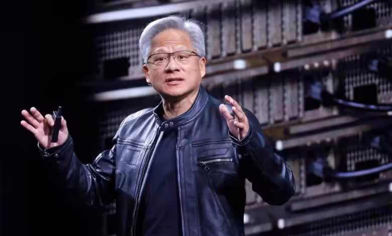 HBM : NVIDIA réserverait 37,3 % de la production mondiale prévue pour 2027 1 Jensen Huang, PDG de NVIDIA, présente devant des racks de serveurs lors d’une conférence