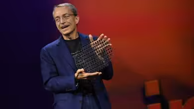 Pat Gelsinger, ancien PDG d’Intel, présente un wafer de mémoire HBM sur scène