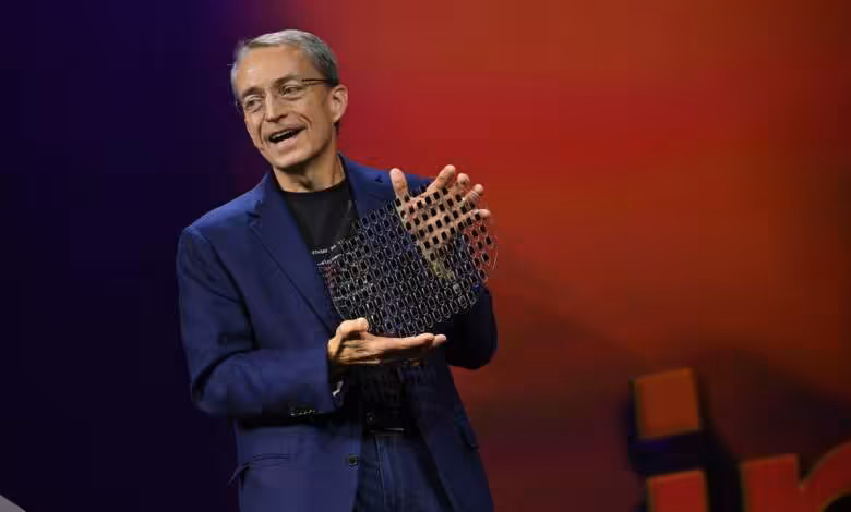 HBM : Pat Gelsinger étrille une mémoire pourtant incontournable pour les puces IA 1 Pat Gelsinger, ancien PDG d’Intel, présente un wafer de mémoire HBM sur scène