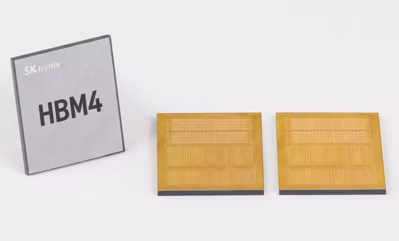 HBM4 : SK hynix reporte des commandes d’équipements critiques jusqu’en 2027 1 Puce mémoire SK hynix HBM4 et deux substrats dorés présentés sur fond blanc