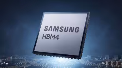 Puce mémoire Samsung HBM4 en lévitation au-dessus d’un circuit imprimé, marquage visible sur le boîtier