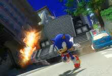 Sonic le hérisson devant un camion explosant dans une scène urbaine du jeu Sonic the Hedgehog de SEGA
