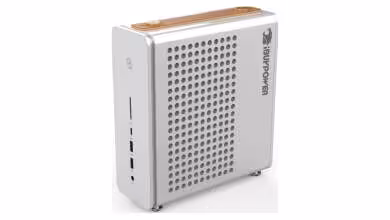 Mini-PC iBUYPOWER Pro AMD AI Halo blanc, vu de trois quarts avec panneau perforé et ports frontaux