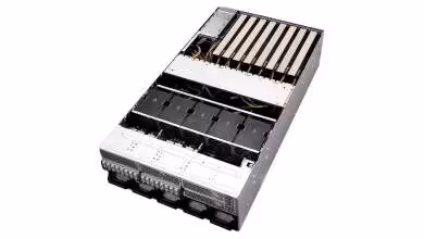 Vue interne du serveur 4U INNO3D AGS-4UMGX-R1 montrant huit GPU et modules de refroidissement