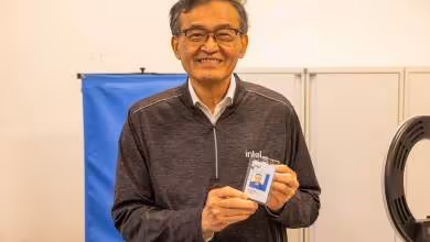 Lip-Bu Tan, dirigeant d’Intel, présente un processeur Intel dans un laboratoire de l’entreprise