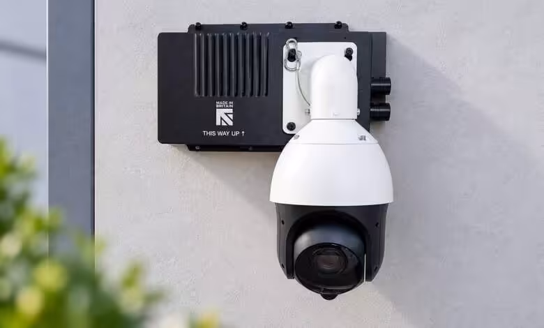 Intel Arrow Lake s’installe dans une caméra de surveillance 2Crsi Edge surpuissante 1 Caméra de surveillance PTZ blanche fixée au mur, reliée à un boîtier noir Intel Arrow Lake