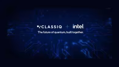 Logos Classiq et Intel sur fond de circuits bleus, annonçant leur partenariat pour l’informatique quantique
