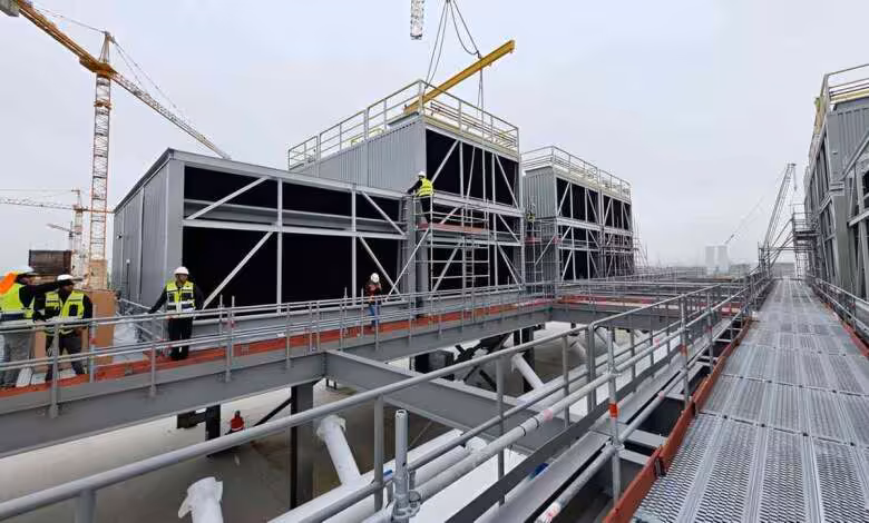 Intel Fab 38 : une explosion fait trois blessés sur le site israélien 1 Chantier Intel Fab 38 avec structures métalliques, passerelles industrielles, ouvriers casqués et grues de construction