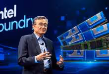Dirigeant Intel Foundry devant des puces ASIC et modules mémoire sur fond de logo Intel Foundry