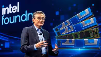 Dirigeant Intel Foundry devant des puces ASIC et modules mémoire sur fond de logo Intel Foundry