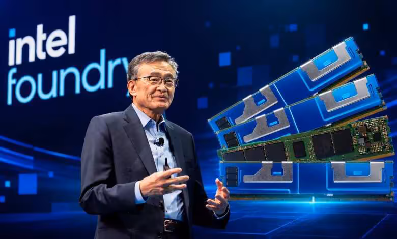 Intel Foundry mise sur les ASIC avec un ancien dirigeant de Marvell aux commandes 1 Dirigeant Intel Foundry devant des puces ASIC et modules mémoire sur fond de logo Intel Foundry
