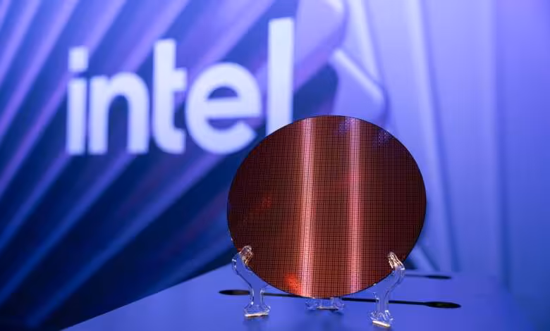 Intel Foundry décrocherait Apple, NVIDIA, AMD, Google et Microsoft sur ses futurs nœuds 1 Wafer de silicium Intel exposé devant le logo du fondeur américain, illustrant sa production de semi-conducteurs