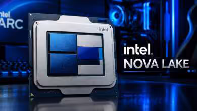Processeur Intel Nova Lake illustré avec dies internes visibles, devant configuration gaming éclairée en bleu