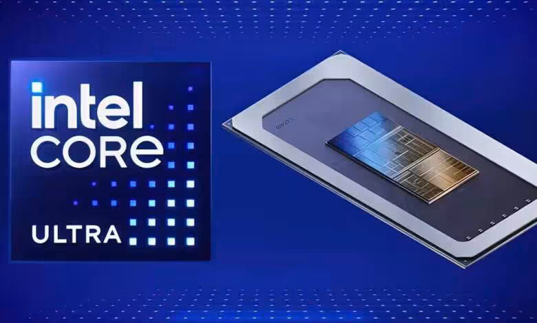 Intel Nova Lake-HX adopterait la nomenclature à quatre chiffres des puces desktop 1 Logo Intel Core Ultra accompagné d’un processeur mobile exposant sa puce et son substrat métallique